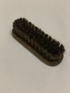 ヌメ革用のブラシ