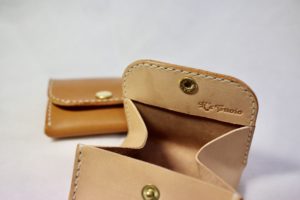 レザーアイテムK's Cuoioのボックス型コインケース