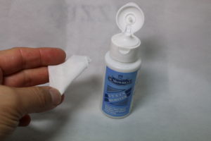 革をクリーニングするステインリムーバー