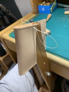ヌメ革のカードケースを縫います