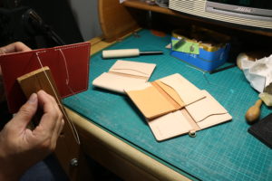 ヌメ革ツートンのパスケースを手縫いします