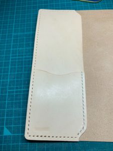 手帳カバーの見開きの左側にポケットを付けました