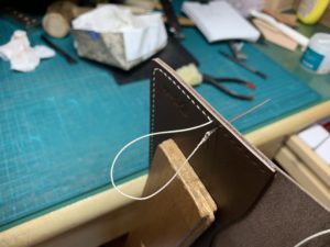 ダークブラウンのヌメ革パスポートケース