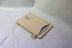 レザーアイテムK's Cuoioの定期入れです。