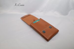 レザーアイテムK's Cuoioのベルト通し型スマホケース縦型
