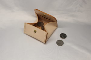 レザーアイテムK's Cuoioのボックス型コインケース