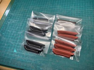 えんぴつキャップを袋詰め