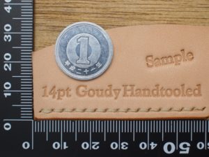 革に刻印を押した写真