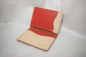 レッド色のパスケース