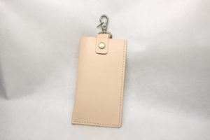 レザーアイテムK's Cuoioのスマホポーチ
