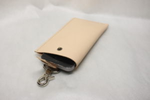 レザーアイテムK's Cuoioのスマホポーチ