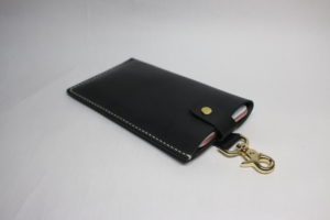 レザーアイテムK's Cuoioのスマホポーチ