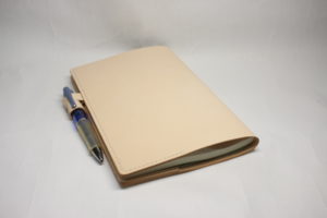 ヌメ革の手帳カバー