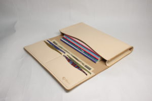 横長な通帳ケース