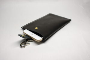 レザーアイテムK's Cuoioのスマホポーチ