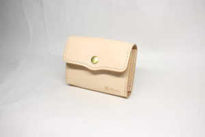 レザーアイテムK's Cuoioのカードが入る小銭入れ