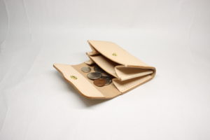 レザーアイテムK's Cuoioのカードが入る小銭入れ