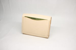 レザーアイテムK's Cuoioのカードが入る小銭入れ