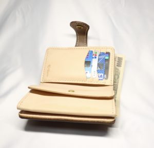 エンジ色のヌメ革ハーフウォレット