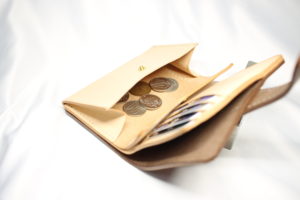 エンジ色のヌメ革ハーフウォレットの小銭入れ部分