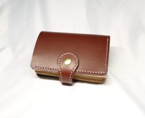 エンジ色のヌメ革ハーフウォレット