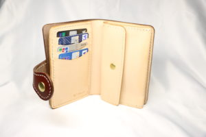 エンジ色のヌメ革ハーフウォレットのカード入れ部分