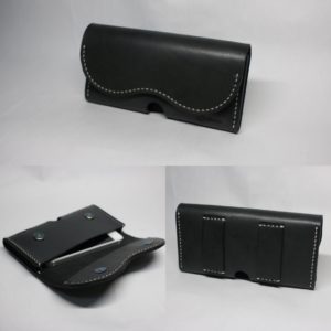 黒のヌメ革で作ったスマホケース