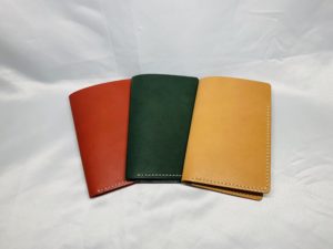 レッド、グリーン、オレンジのヌメ革で手縫いしたパスポートケース