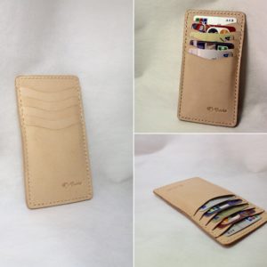 ヌメ革で作った縦型のカードホルダー