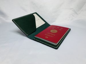 グリーン色のヌメ革パスポートケース
