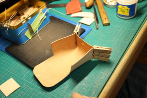 ボックス型コインケースにボンドを付けていきます。