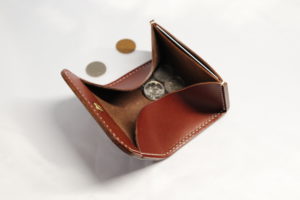 マロン色のボックス型コインケース