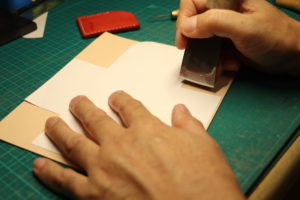 レザーアイテムK's Cuoioのヌメ革の裁断状況です