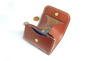 マロン色のボックス型コインケース