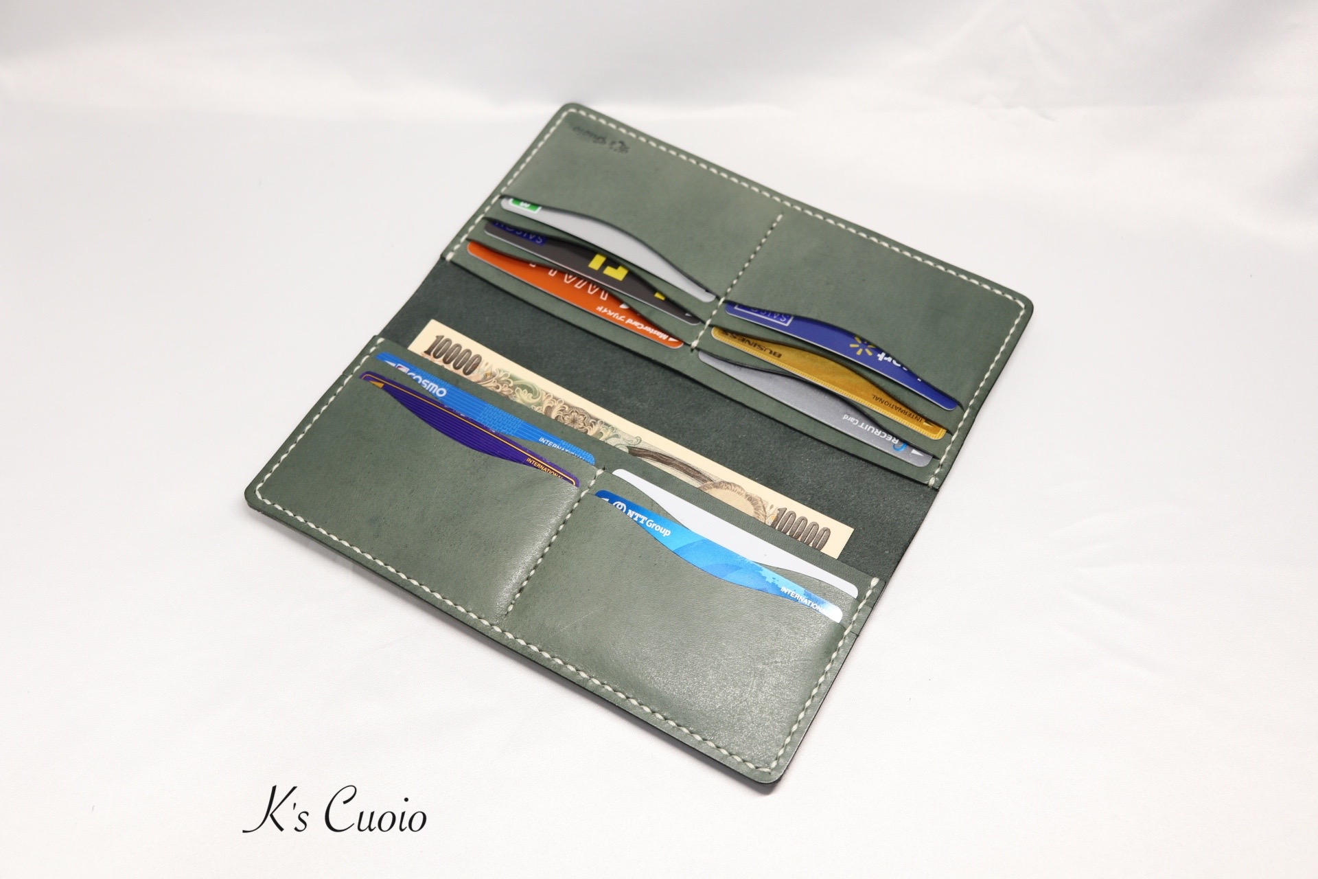 グリーンの小銭入れとカードホルダー