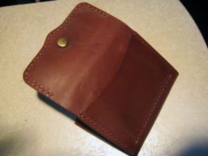 柿渋で染め上げたK's Cuoioのヌメ革カードが入る小銭入れ