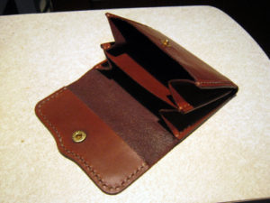 柿渋で染めたK's Cuoioのヌメ革小銭入れ