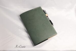 レザーアイテムK's Cuoioのシンプル手帳カバー