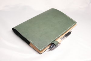 シンプル手帳カバーのペンホルダー