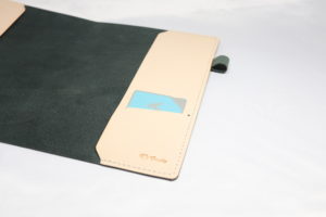 グリーンのシンプル手帳カバー、カード挿し部分