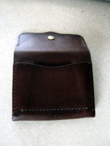 K's Cuoioのカードが入る小銭入れにびーを塗布