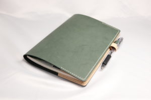 レザーアイテムK's Cuoioのシンプル手帳カバーグリーン色