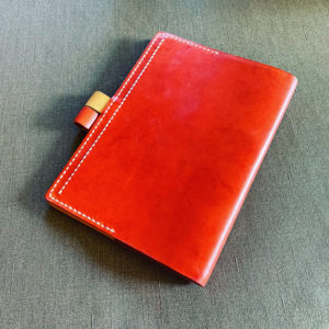 レザーアイテムK's Cuoioの手帳カバーのその後です。