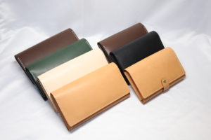 通帳ケースを並べました。