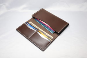 横長通帳ケースを開けたところ。