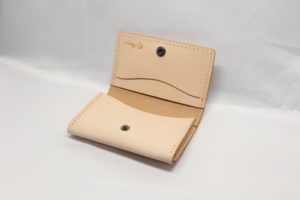 カードケースにバネホックを取り付け