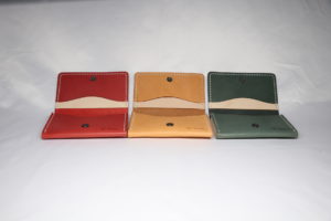 レザーアイテムK's Cuoioのツートン名刺入れ。