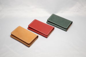 レザーアイテムK's Cuoioのツートンカラーの名刺入れです。