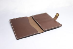 レザーアイテムK's Cuoioのカードホルダーをアレンジ