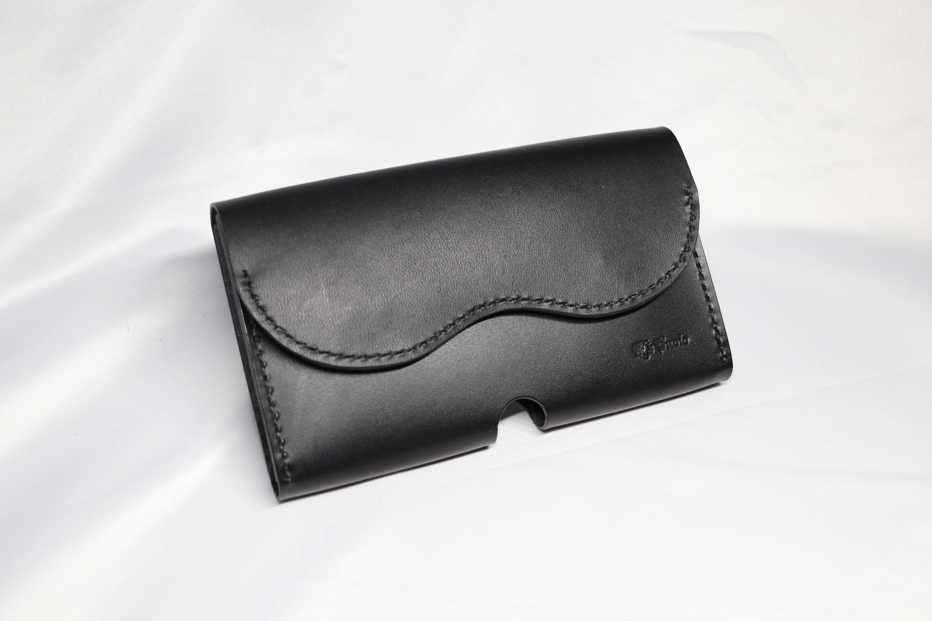 黒ヌメ革のスマホケース